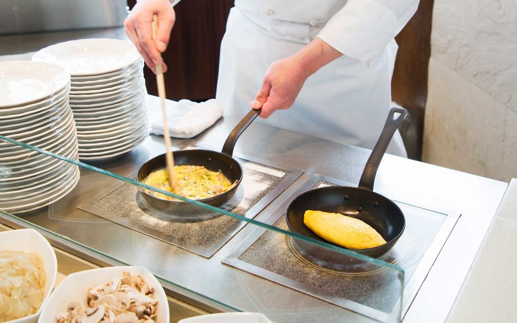 Hotel Okura Jr Huis Ten Bosch Szaszebo Kültér fotó Preparation of an omelette