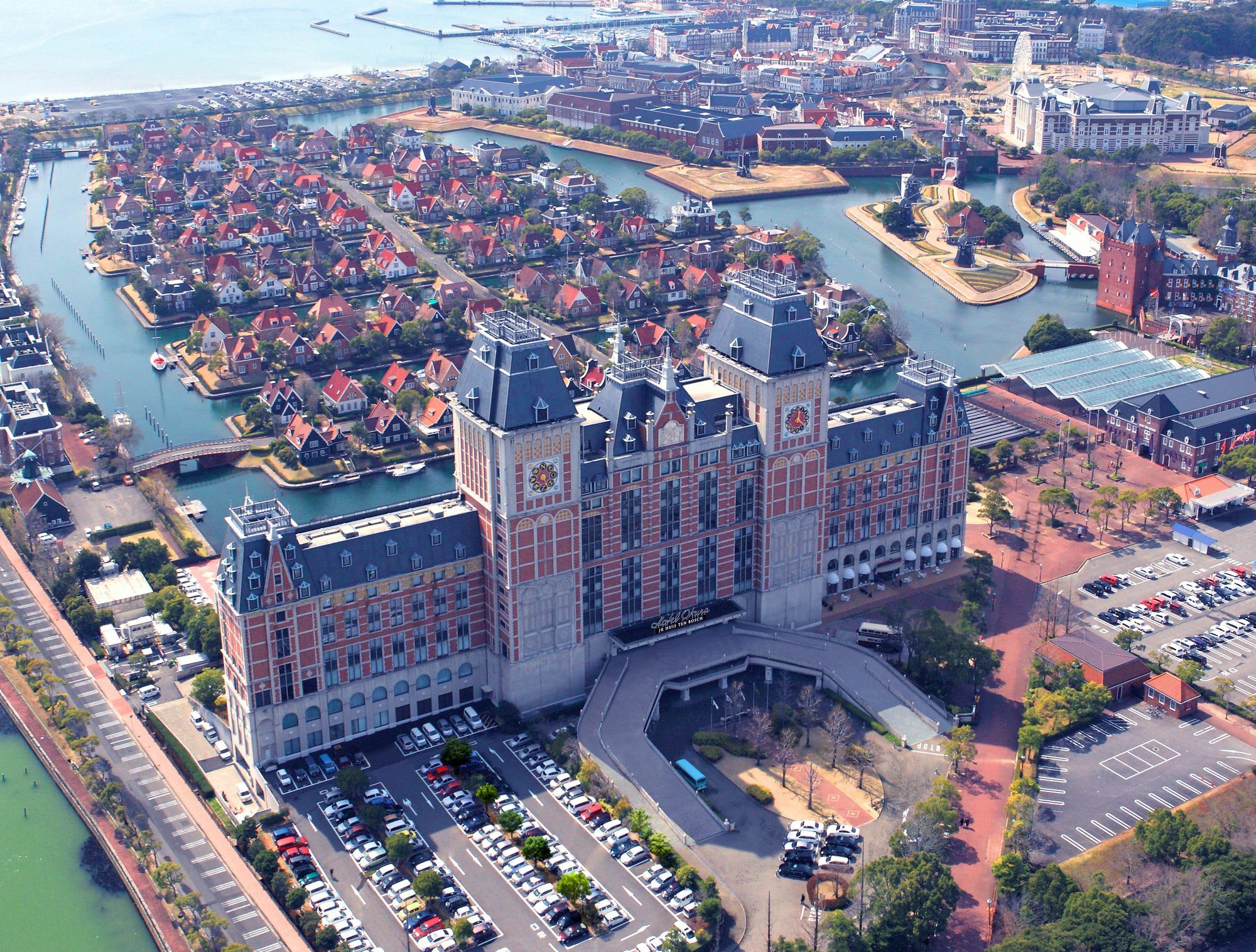 Hotel Okura Jr Huis Ten Bosch Szaszebo Kültér fotó Aerial view of the complex