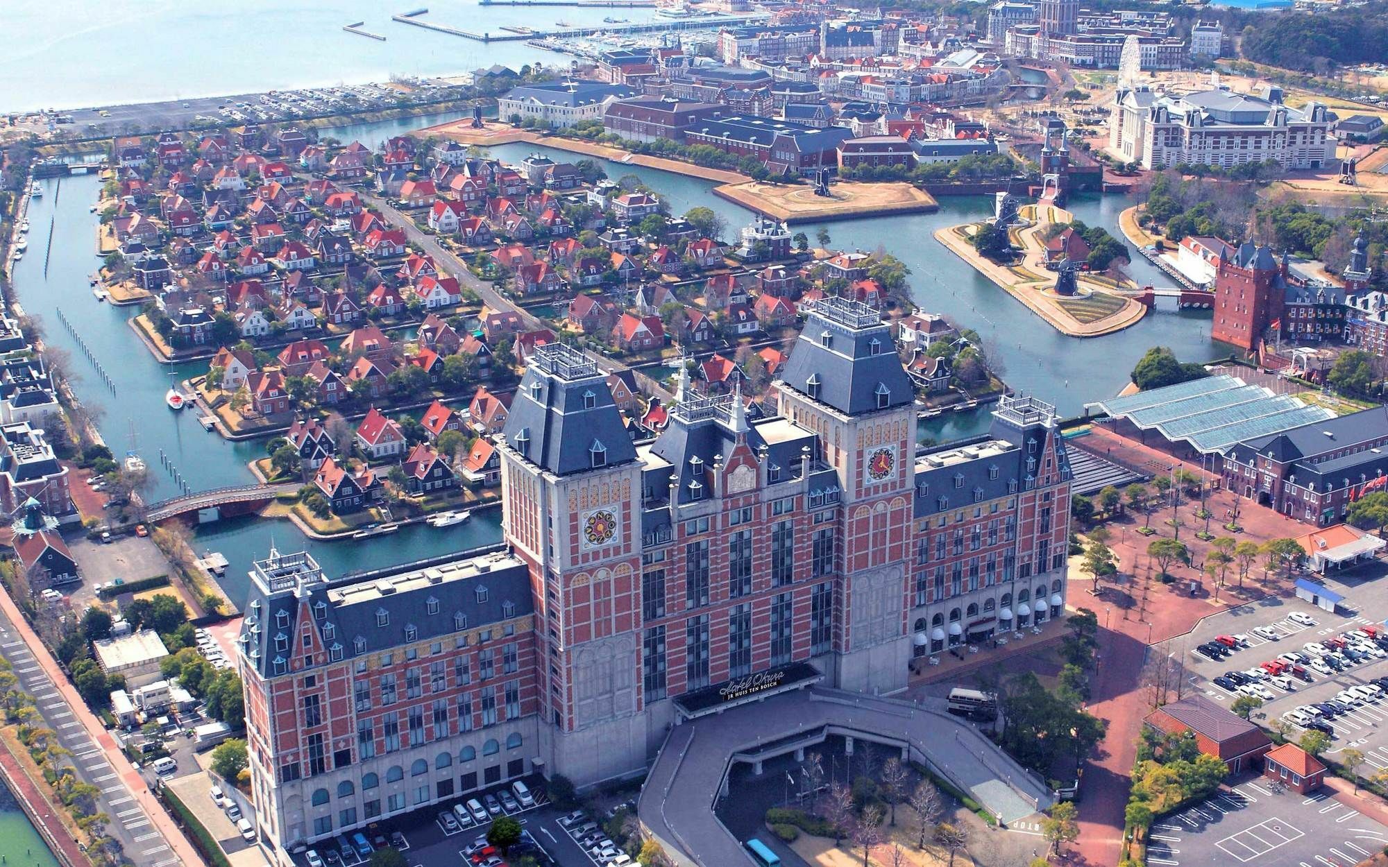 Hotel Okura Jr Huis Ten Bosch Szaszebo Kültér fotó Aerial view of the complex